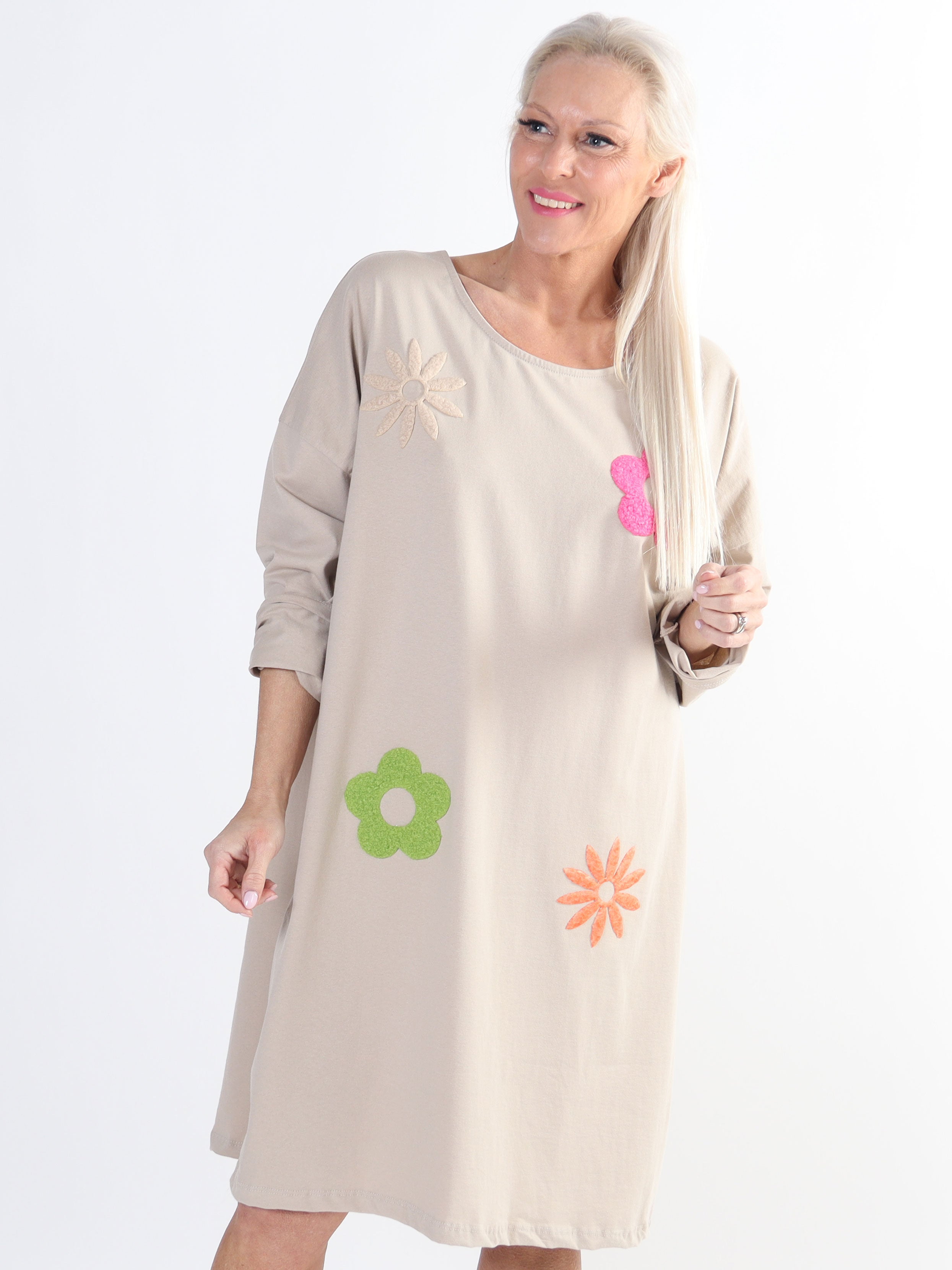 Susanna - Plus size kjole i bomuld med farvet blomstermotiver